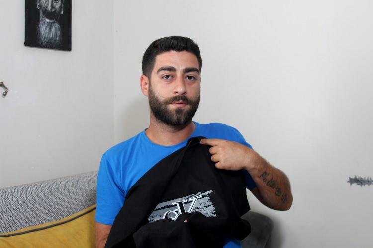 <p>Adana'nın Karaisalı ilçesinde ailesiyle bayramlaşmaya giden Burak Ateş, aracından eşya indirirken karnına isabet eden yorgun mermiyle yaralandı. Ateş, olay anını anlatarak "Oğlumu Allah korudu" dedi.</p>
<p> </p>