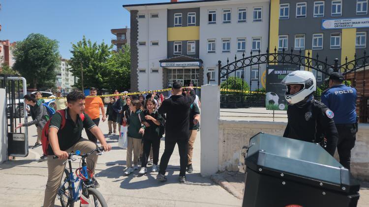 <p>İhbarla adrese polis ve sağlık ekibi sevk edildi. Berkehan Oluk, polis ekipleri gelene kadar okulda bekledi. </p>