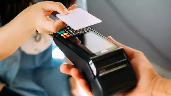 <p>POS cihazlarına üye iş yerleri, kart hamillerinin yapmış oldukları mal ve hizmet alımlarının bedelini banka kartı ya da kredi kartıyla ödeme taleplerini kabul etmek zorunda. Bu hükme aykırı davranılması durumunda, POS cihazına üye iş yerinin anlaşmasını yapan kuruluşlar tarafından üye iş yeri sözleşmesi feshedilebilir. Ama birçok tüketici ek komisyon talebinin yasaya aykırı olduğunu bilmiyor. Ödemeyi yapan tüketiciler, Tüketici Hakem Heyetine başvurarak, paralarının iadelerini ticari faiziyle birlikte geri alabilir. Bankacılık Düzenleme ve Denetleme Kurumu ve Ticaret Bakanlığı bünyesinde bulunan Haksız Fiyat Değerlendirme Kurulu'na da şikayette bulunabilir.</p>