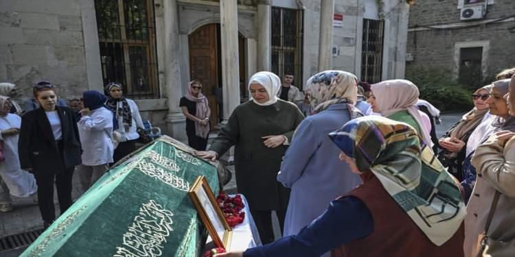 <p>Suzan teyze ile tanışıklığının bakanlık dönemine dayandığını belirten AK Parti Genel Başkan Yardımcısı Fatma Betül Sayan Kaya ise, "Bugün Darülaceze sakinlerimizden Suzan Teyzemizi ahirete uğurladık. Bakanlık yaptığım dönemlerde Darülaceze'yi sık sık ziyaret ettiğim için kendisiyle tanışıklığımız vardı. Bütün Türkiye, Suzan Teyze'yi Sayın Cumhurbaşkanımızın bir önceki bayramda yaptığı Darülaceze ziyaretindeki o güzel sohbetten hatırlıyor. Suzan Teyze, 'Benim kimsem yok' dediğinde Sayın Cumhurbaşkanımız 'Biz varız, biz' demişti. O anı tüm teşkilatlarımızla defalarca izledik. AK Parti kimsesizlerin kimsesi olarak ortaya çıktı ve böyle devam edecek. Sayın Cumhurbaşkanımızın önderliğinde kimsesizlerin kimsesi olmak için gecemizi günümüze katan bir kadroyuz biz. Abdullah Başkanımız ve AK Parti teşkilatlarımızla birlikte cenazeye katıldık. Dualarımızla Suzan Teyze'yi uğurladık. Bu ülkede hiç kimse yalnız değildir" dedi.</p>

<p> </p>
