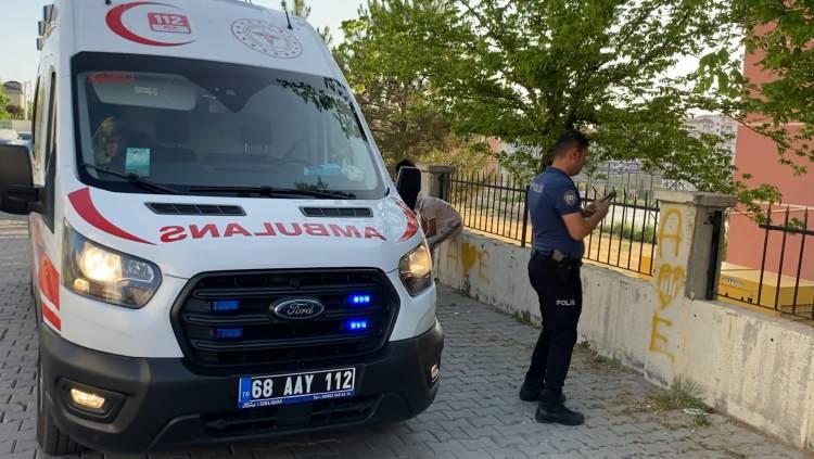 <p>Acı içinde yardım isteyen çocuğun feryadını duyan çevre sakinleri durumu hemen <strong>112 Acil Çağrı Merkezine </strong>bildirdi. </p>