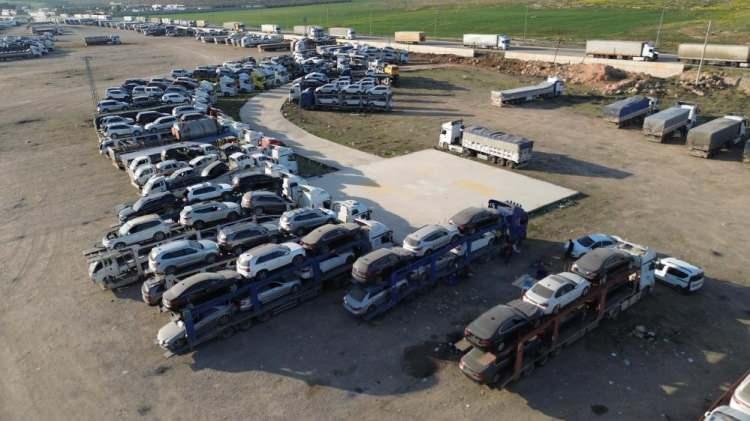 <p>Uzak Doğu ülkelerinden gemilerle Hatay'ın İskenderun ilçesinde bulunan limanlara getirilen ikinci el araçlar, Cilvegözü Sınır Kapısı'ndan tırlarla Suriye'ye taşınıyor. Tampon bölgede Suriyeli tüccarlara teslim edilen araçlar, savaşın izlerini silen insanların hayalindeki araç olmak için yola çıkıyor.</p>