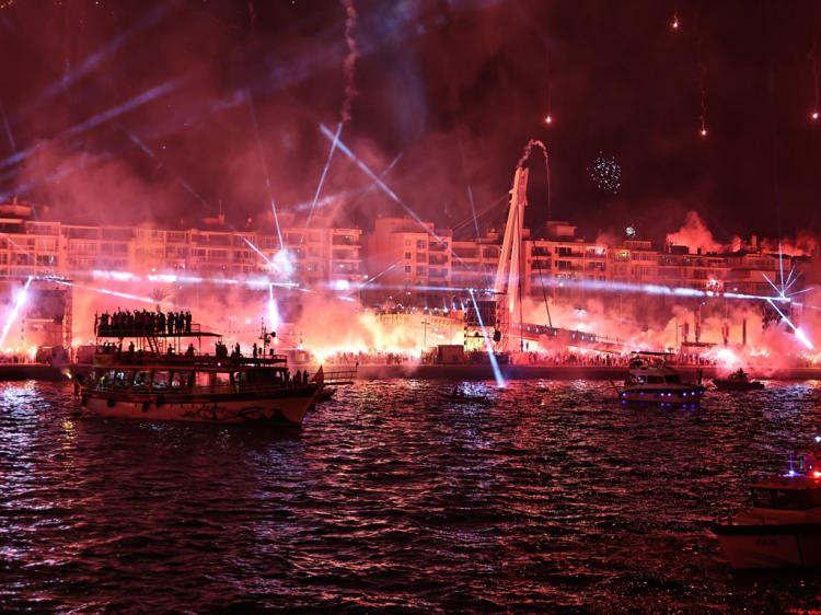 <p>2006 yılından bu yana gelenekselleşen ve yine on binlerce Göztepe taraftarının yer aldığı organizasyonda saatler 22.00'yi gösterdiğinde Susuzdede Parkı'ndan atılacak ilk işaret fişeğinin ardından meşale şov başladı ve 15 dakika sonra da havai fişek gösterisi gerçekleşti. </p>