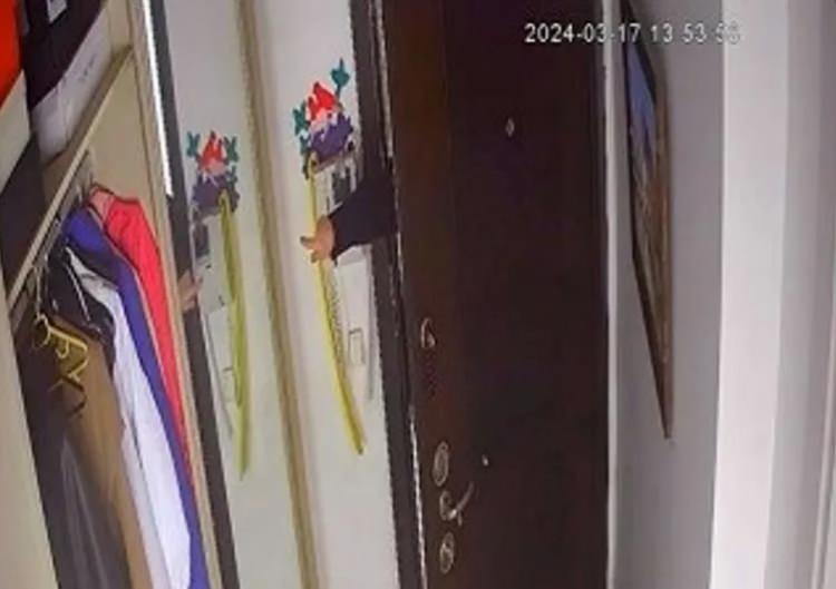 <p>Boşanma davasına delil bulabilme ve hayali bir senaryo oluşturma adına böyle bir eylem gerçekleştirdiği iddia edilen kadının oyununu evdeki kameralar bozdu.</p>