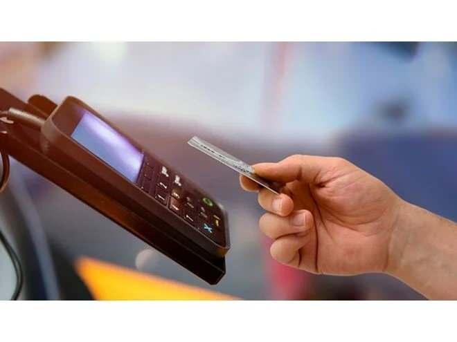 <p>Alışverişini kartla yapmak isteyen vatandaşlardan bankanın POS komisyonu kadar ek ücret talep ediliyor. Bir dönem sigarada istenen ek komisyon artık gömlekten kolonyaya, baklavadan çiçeğe her üründe var. Herhangi bir banka ile anlaşma yapan esnaf o bankanın POS cihazını kullanmaya başlıyor.</p>
<p> </p>