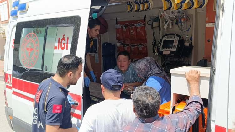<p>Sağlık görevlilerine adeta yalvaran çocuk, anne ve babasının da çabalarıyla güçlükle ambulansa bindirilebildi. </p>