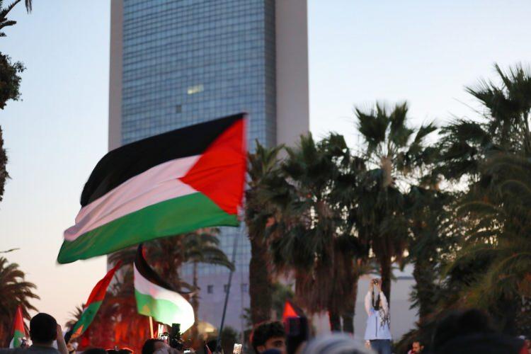 <p>Gazze’deki ablukayı kırmak için yola çıkan Cezayir, Tunus ve Moritanyalı yüzlerce aktivistin oluşturduğu "Mağrib Direniş Konvoyu" Libya topraklarına girdi.</p>
