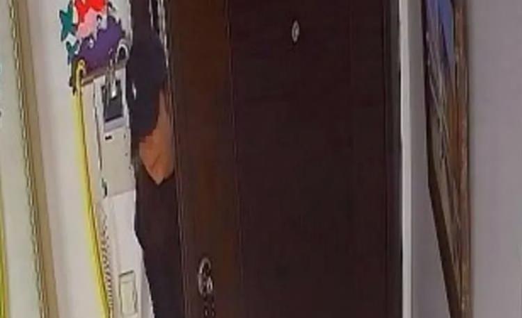 <p>Kameralar olup biteni kaydetti. Durumu fark eden adam soluğu savcılıkta aldı, eşi hakkında "konut dokunulmazlığını ihlal" ve çocuklarını alet etmesi nedeniyle "kötü muamele" suçundan şikâyetçi oldu.</p>