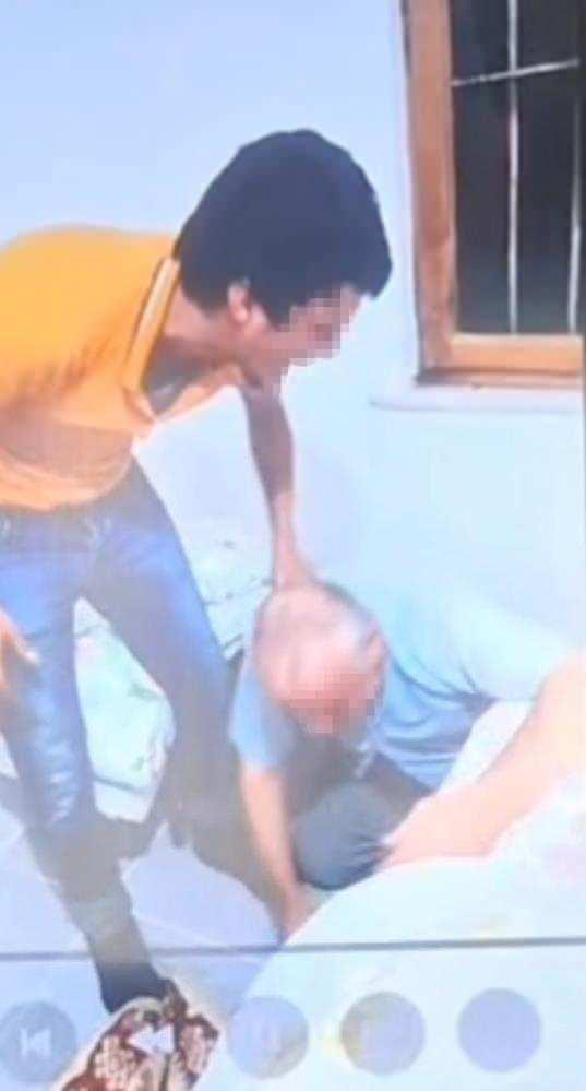 <p>Olayın ardından ortaya çıkan görüntülerde, sanıklardan birinin işkence anlarını cep telefonuyla kayda aldığı, diğer 2 kişinin de yaşlı adamı darp ettiği anlar net şekilde görülüyor.</p>