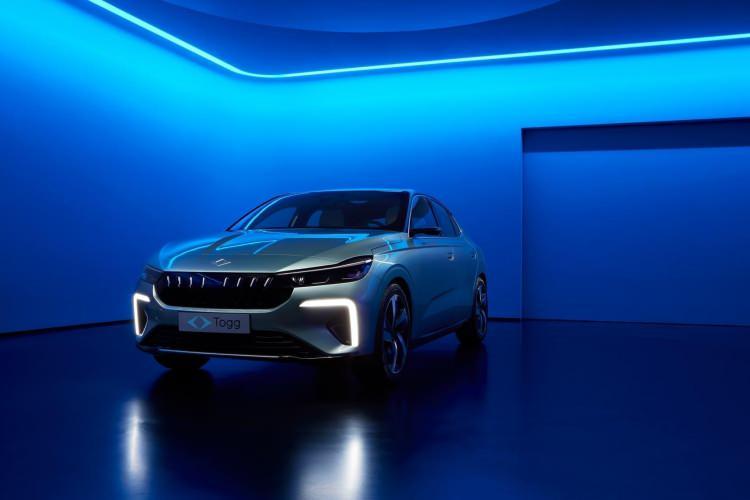<p>Togg’un ilk modeli T10X, C-SUV segmentinde 2025’in ilk beş ayında 14 binin üzerinde satış adedine ulaştı ve sınıfında liderliğe yerleşti. Yeni model T10F’in de bu başarıyı devam ettirmesi ve markanın büyüme ivmesini artırması bekleniyor.</p>