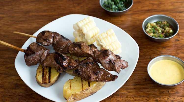 <p><strong>2. ANTICUCHOS DE CORAZON - PERU</strong></p>