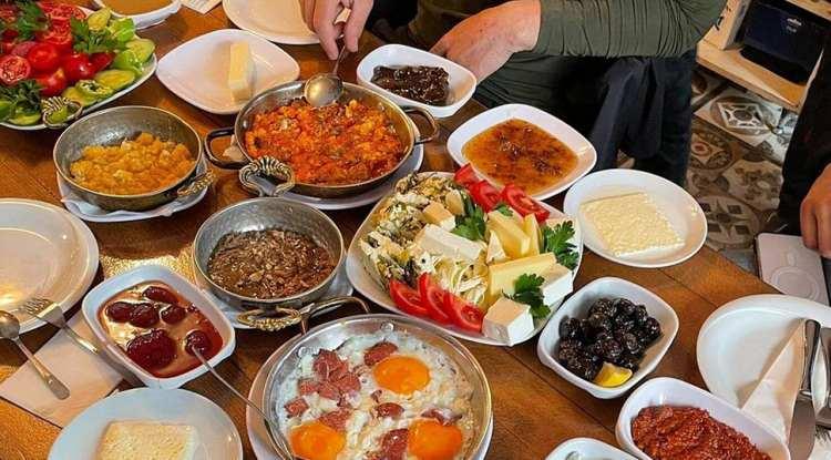 <p><a href="https://www.yasemin.com/foto-galeri/75108-taste-atlas-acikladi-turkiye-zirveye-yerlesti-butun-dunya-bu-lezzeti-konusuyor"><em><span style="color:#0000CD"><strong>DÜNYANIN EN İYİ KAHVALTILARI İÇİN TIKLAYIN</strong></span></em></a></p>
