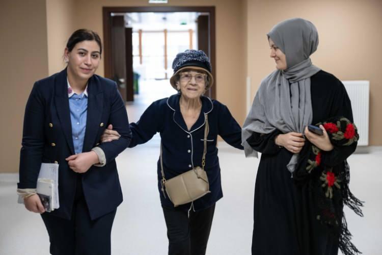 <p>AK Parti teşkilatından kalabalık bir gurubun katılımı ile Darülaceze Camii'nde kılınan ikindi namazına mütakip Feriköy mezarlığında toprağa verildi.</p>
