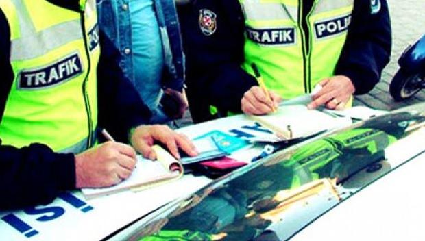 <p><strong>RADAR CEZASI NASIL SORGULANIR?</strong></p>
<p> </p>
<p>e‑Devlet Kapısı</p>
<p> </p>
<p>“Araç Plakasına Yazılan Ceza Sorgulama (Gerçek Kişi)” hizmeti üzerinden, e‑Devlet şifresi, mobil imza, e‑imza ya da internet bankacılığı ile giriş yaparak işlem yapılabilir.</p>