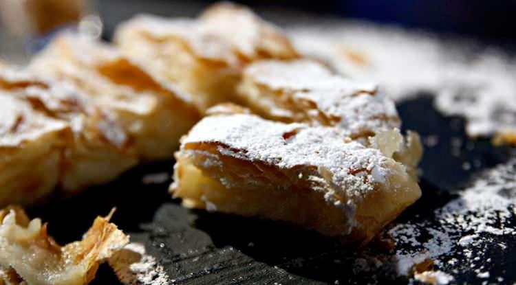 <p><strong>10. BOUGATSA (YUNANİSTAN)</strong></p>