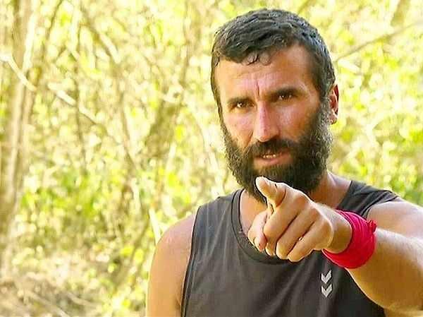 <p><span style="color:#000000"><strong>Ekranların fenomen yarışma programı 'Survivor All Star 2025'da final heyecanı için sayılı günler kala izleyicileri sarsan bir gelişme yaşanmıştı. Hakkında tutuklama kararı bulunan Hikmet Tuğsuz, büyük finale 10 gün kala yarışmadan kendi isteğiyle apar topar ayrıldı.</strong></span></p>