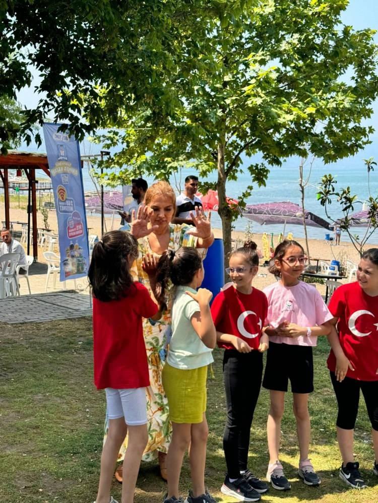 <p><span style="color:#800000"><strong>"G&Uuml;ZEL G&Ouml;N&Uuml;L ALMAYI BİLİRİM"</strong></span></p>

<p><span style="color:#000000">Medine ve diğer &ccedil;ocuklarla vakit ge&ccedil;iren Akalın, <em><strong>"Biz konuştuk. Başka bir konserimize gelecek ve orada dans edeceğiz. Biz isterdik ki hava g&uuml;zel olsun İznik G&ouml;l&uuml;'ne girelim. Benim fotoğraf&ccedil;ım parmağımı menteşeye sıkıştırdı ve ben &ccedil;ığlıkla &ccedil;ıktım. İkinci şarkıdaydık. Zaten o sırada benim aklım fikrim parmağımı buza batırmaktaydı. Ama ben g&uuml;zel g&ouml;n&uuml;l almayı bilirim. Bak ka&ccedil; tane &ccedil;ocuğun g&ouml;nl&uuml; hoş oldu. Bir daha İznik'e geleceğim. İznik'ten yer almak istiyorum g&uuml;zel yatırımlık yerler varmış"</strong></em>&nbsp;şeklinde a&ccedil;ıklamada bulundu.</span></p>
