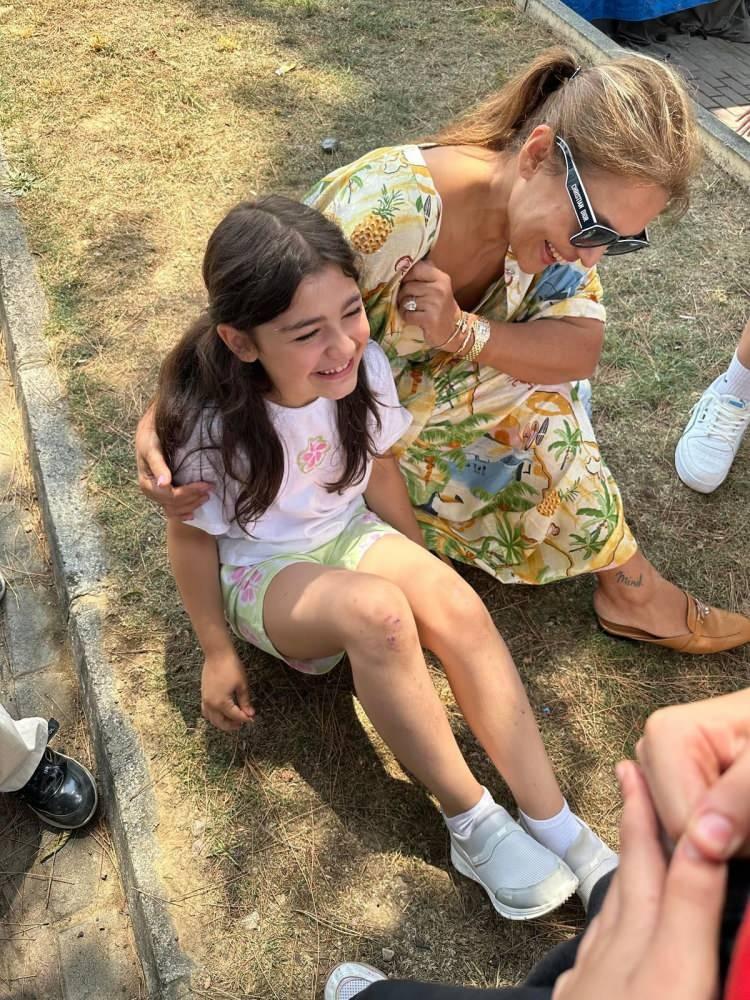 <p><span style="color:#800000"><strong>MİNİK HAYRANI İLE&nbsp; BULUŞTU</strong></span></p>

<p><span style="color:#000000">Minik hayranı Medine ve ailesi ile bir araya gelen&nbsp;Demet Akalın, İznik g&ouml;l&uuml; sahilinde piknik yaptı.&nbsp;</span></p>
