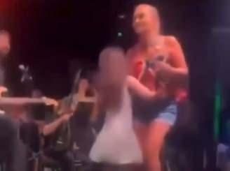 <p><span style="color:#800000"><strong>G&Ouml;NL&Uuml;N&Uuml; ALMAK İ&Ccedil;İN HAREKETE GE&Ccedil;Tİ</strong></span></p>

<p><span style="color:#000000">Sahnede g&ouml;zyaşlarına boğulan minik hayranının g&ouml;nl&uuml;n&uuml; almak i&ccedil;in harekete ge&ccedil;en &uuml;nl&uuml; şarkıcı,&nbsp;Bursa'nın İznik il&ccedil;esine gelerek kendisini ziyaret etti.</span><strong>​</strong></p>
