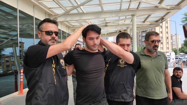 <p>Konya'da rehberlik öğretmeni <strong>Muhammed Öz'ü (33),</strong> çalıştığı okulda otomatik av tüfeğiyle öldüren eski ev arkadaşı <strong>Berkehan Oluk (27), </strong>adliyeye sevk edildi. Oluk'un basın mensuplarının <strong>"Pişman mısın?"</strong> <strong>sorusuna verdiği yanıt kan dondurdu. </strong></p>