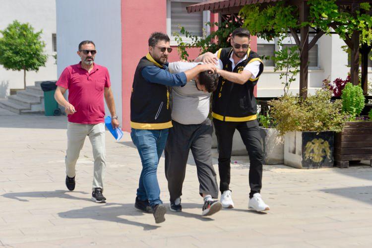 <p>İşlemleri tamamlanan Daaboul, adliyeye sevk edildi. Mahmoud'un cansız bedeni otopsinin ardından toprağa verildi. </p>