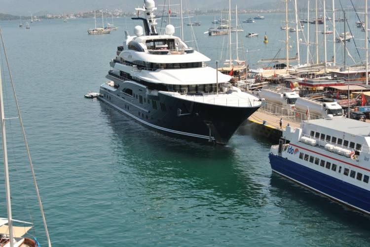 <p>Muğla’da iskeleye demir atan Suudi Arabistan Prensi Mukrin bin Abdülaziz'e ait olduğu belirtilen 'Solandge' isimli ultra lüks motor yata, 140 ton yakıt ikmali yapıldı.</p>
<p> </p>