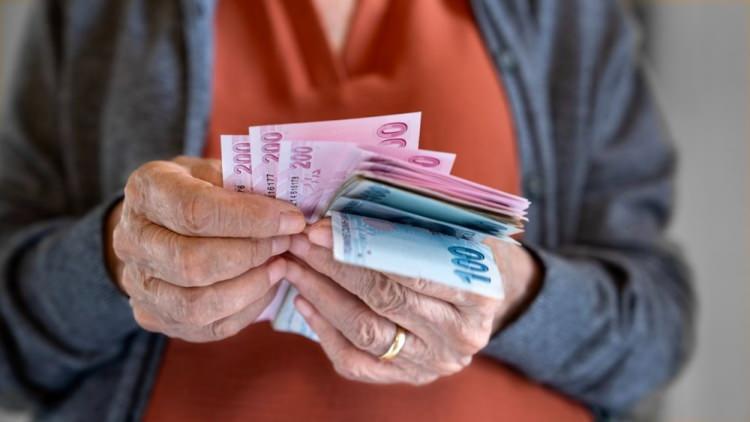 <p><strong>Toplu Sözleşme İkramiyesi ve Emekli Maaşları da Yükselecek</strong></p>
<p>Toplu sözleşme ikramiyesi de maaş katsayısındaki artışla yükselecek. Şu anda 715,87 TL olan ikramiye, zam oranı yüzde 16,03 olursa <strong>830,62 TL’ye</strong> çıkacak.</p>