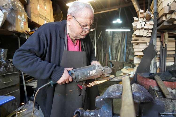 <p>Demirci Germi, dedesinden kalan tarihi eseri dükkanında muhafaza ediyor. Kilise papazı ve bazı tarihi eser meraklılarının kendisinden kapıyı istediğini ifade eden Germi, torunlarına bıraktığı en büyük mirasın 160 yıldır ailelerinde olan bu kapı olduğunu belirtti</p>