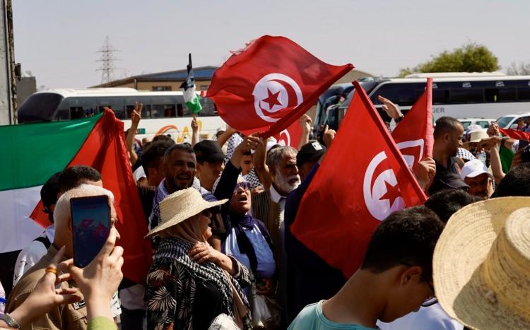<p>Ras Cedir’de geceleyen konvoy, Libya’daki ilk durağı başkent yakınlarındaki Zaviye kentine doğru ilerliyor.</p>
