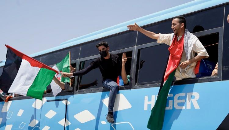 <p>Libyalılar konvoydakilere baklava, su ve meyve suyu ikram etti.</p>
<p>Konvoyun Şehitler Meydanı'na uğrayan küçük kısmı, Tacura kentine doğru yoluna devam eden ana kafileye dahil olmak üzere alandan ayrıldı.</p>