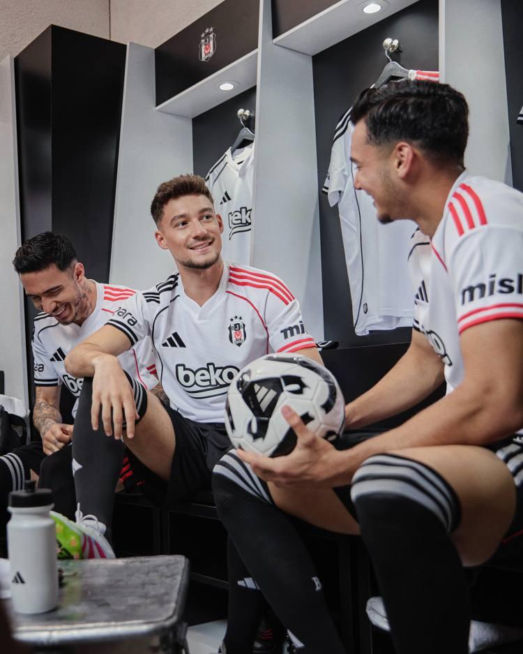 <p>Beşiktaş, çıkardığı beyaz formayı iç saha maçlarında giyecek.</p>
