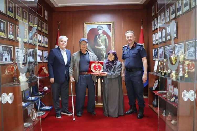 <p>Gerekli işlemlerin tamamlanmasının ardından, arazilerini Jandarma Asayiş Vakfı'na bağışlayan Uysal çiftine, Burdur İl Jandarma Komutanlığı'nda düzenlenen törene katıldı. </p>