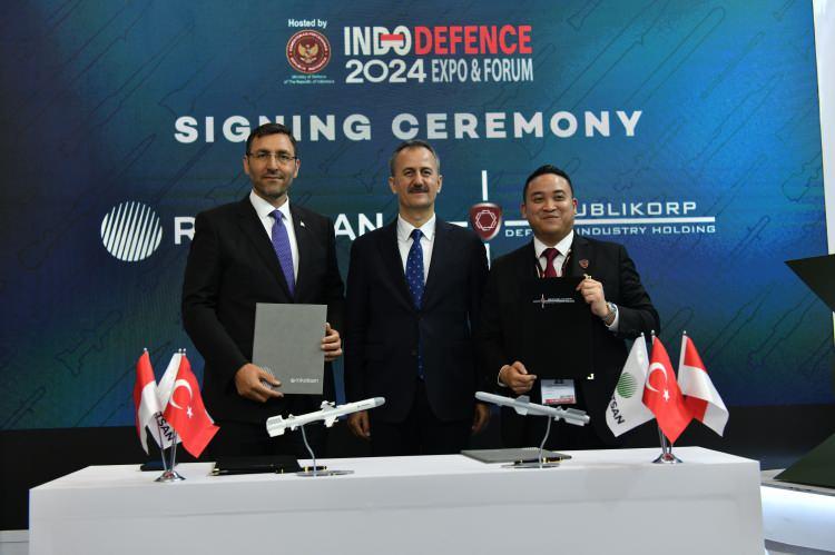 <p><span style="color:#B22222"><strong>ROKETSAN DA EMDONEZYA İLE SAVUNMA SANAYİ ALANINDAKİ İŞBİRLİĞİNİ GÜÇLENDİRDİ!</strong></span></p>
<p> </p>
<p>ROKETSAN, Endonezya'da gerçekleştirilen ve Güneydoğu Asya'nın en büyük savunma sanayi fuarlarından biri olan INDO Defence 2025'te imzaladığı iki sözleşmeyle Endonezya ile savunma sanayi alanındaki iş birliğini güçlendirdi.</p>
<p> </p>
<p><strong>Fuarda, ROKETSAN ve PT Republik Defence Indonesia (RDI) arasındaki stratejik uyumu ve teknoloji transferi, kabiliyet gelişimi ve bölgesel güvenlik alanlarındaki ortak vizyonu pekiştiren iki yeni anlaşma yapıldı.</strong></p>