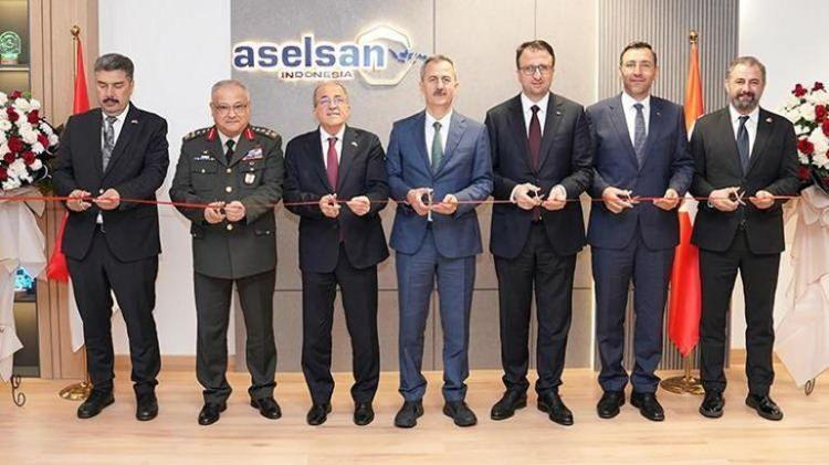 <p><span style="color:#B22222"><strong>ÖNEMLİ ADIMLAR ATILDI</strong></span></p>
<p> </p>
<p>Endonezya’nın başkenti Cakarta'da düzenlenen INDODEFENCE 2025 Fuarının en büyük katılımcıları arasında yer alan ASELSAN, bölgedeki varlığını Endonezya Ofisinin açılışı ile güçlendirdi.</p>
<p> </p>
<p><strong>ASELSAN, INDODEFENCE 2025’te Endonezya savunma ekosistemindeki etkinliğini artıracak beş anlaşma imzaladı.</strong></p>
<p> </p>
<p>Fuar sırasında iki ülkenin üst düzey yetkililerin huzurunda imzalanan anlaşmalarla Türkiye ile Endonezya arasındaki iş birliğinin stratejik öneminin altı çizildi.</p>