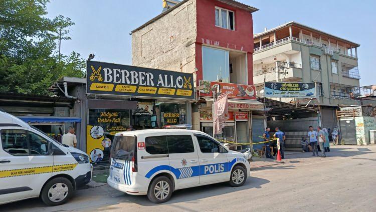 <p><span style="color:#A52A2A"><strong>4 BIÇAK DARBESİ ALDI </strong></span></p>
<p>Göğüs ve boğazına aldığı 4 bıçak darbesiyle yaralanan Zukaa Mahmoud kanlar içinde yere yığılırken, Ali Daaboul kaçarak uzaklaştı. Çağırılan sağlık ekipleri, Mahmoud’un hayatını kaybettiğini belirledi.</p>