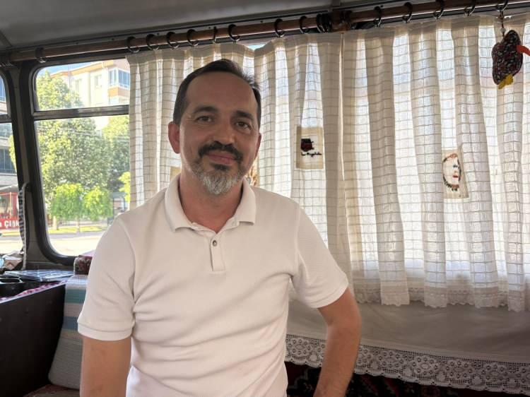 <p><span style="color:#A52A2A"><strong>HİKAYELER KONSERLERE DÖNÜŞTÜ  </strong></span></p>

<p>Ulaşkan,<strong> "Başlangıçta tamamen eş dost arasında hikayeler anlattığımız, müzik ustalarımızın hayat hikayelerinden bahsettiğimiz ortamlardan, kendimizi sahnelere taşınmış olarak bulduk. Daha sonra bu yaptığımız işe bir isim ihtiyacı oldu. 'Bir Bozlak Hikayesi' adı altında konserler vermeye başladık. Bu sahnelerde yöre ustalarından Neşet Ertaş, Muharrem Ertaş, Hacı Taşan, Çekiç Ali gibi ustaların hayat hikayelerini, türkülerinin hikayelerini anlattığımız konser dizelerinden başlamıştık."</strong> diye konuştu.</p>
