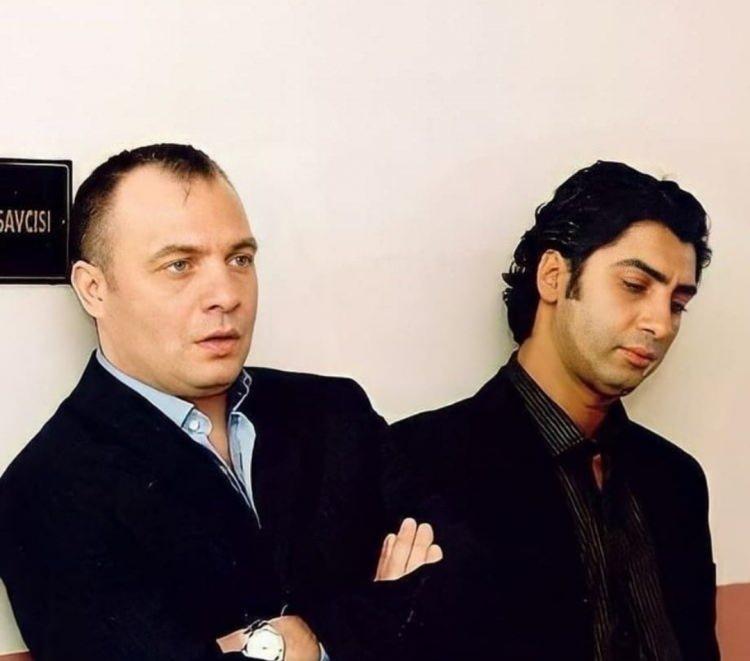 <p><span style="color:#800000"><strong>"BABA" ROLLERİNİN UNUTULMAZ İSMİ</strong></span></p>
<p><span style="color:#000000">Ünlü oyuncu Oktay Kaynarca, yıllar önce rol aldığı "Kurtlar Vadisi" dizisinde oynadığı "Süleyman Çakır" karakteri ile izleyicilerin gönlünde taht kurmuş ve bir efsane haline gelmişti. </span></p>