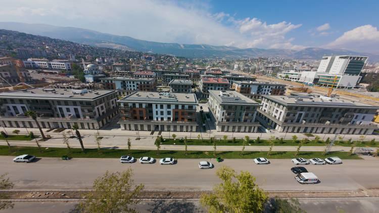 <p> Toplu Konut İdaresi Başkanlığı (TOKİ) ve Azerbaycan hükümeti işbirliğiyle inşa edilen konutların bulunduğu Azerbaycan Mahallesi'nde yapılan törende, tamamlanan 49 bin 56 bağımsız bölümün anahtarları hak sahiplerine teslim ediliyor.</p>
<p> </p>
<p> </p>