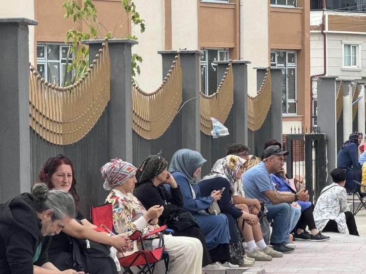 <p>Diğer yandan, 12 bin 94 şehit ve gazi yakını ile gaziler sınav ücretinden muaf tutuldu.</p>