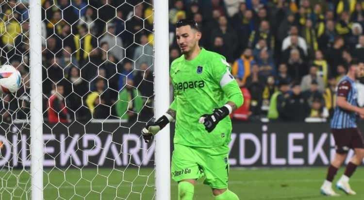 <p>Uğurcan Çakır'ın transferi için Ali Koç ile Ertuğrul Doğan arasında pazarlıklar başladı. Fenerbahçe para + takas formülüyle işi bitirmek istiyor. </p>
<p><br />
(MİLLİYET)</p>