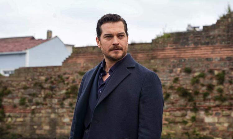 <p><span style="color:#000000">Oyuncu Çağatay Ulusoy, aldığı sürpriz bir kararla herkesi şaşırttı. Baba tarafından göçmen olan Çağatay Ulusoy çifte vatandaşlık aldı.</span></p>