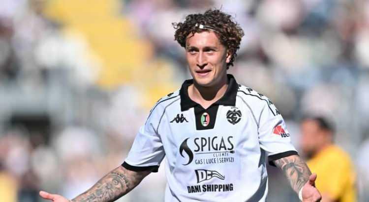 <p>Beşiktaş, Salvatore Esposito için Spezia'nın kapısını 6 milyon Euro + bonuslarla çalacak.<br />
<br />
(FOTOMAÇ)</p>