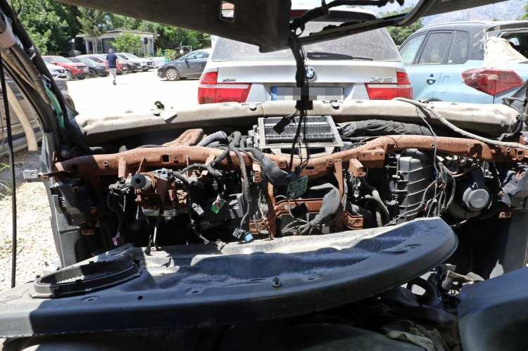 <p>Bazı sürücüler, haciz yoluyla bağlanıp yediemin otoparkına götürülen araçlarının yakalanmadan önce değerli parçalarını söküp polise ihbarde bulunuyor. Daha sonra ihale yoluyla araçlarını değerinin altında geri alıyor.</p>