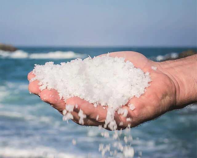<p><strong>Deniz tuzu</strong>, doğal mineralleri sayesinde marul yüzeyindeki kimyasal kalıntıları çözerken, <strong>limon suyu</strong> da asidik yapısıyla zararlı maddeleri parçalayacaktır.</p>
