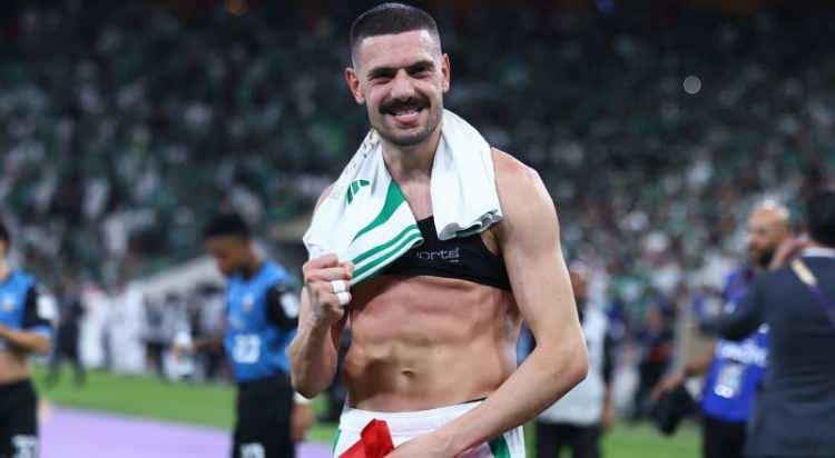 <p>Fenerbahçe'nin Merih Demiral için girişimlere başladığı öğrenildi. Altyapıdan yetişen Merih, Avrupa kadrosunda büyük kolaylık sağlayacak.<br />
<br />
(TAKVİM)</p>