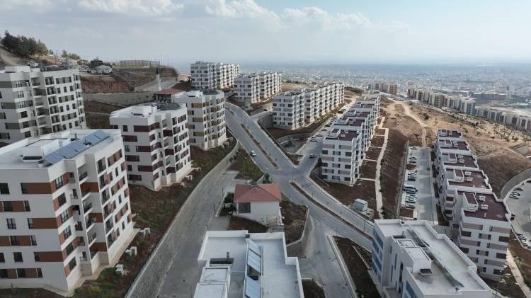 <p><span style="color:#B22222"><strong>Gaziantep:</strong></span></p>
<p> </p>
<p> </p>
<p> 19 bin 447 konut, 52 iş yeri, 3 bin 651 köy evi olmak üzere toplam 23 bin 150</p>