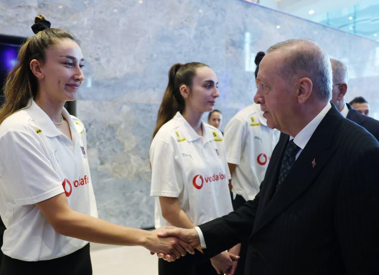 <p>Cumhurbaşkanı Recep Tayyip Erdoğan A Milli Kadın Voleybol Takımı ile bir araya geldi.</p>