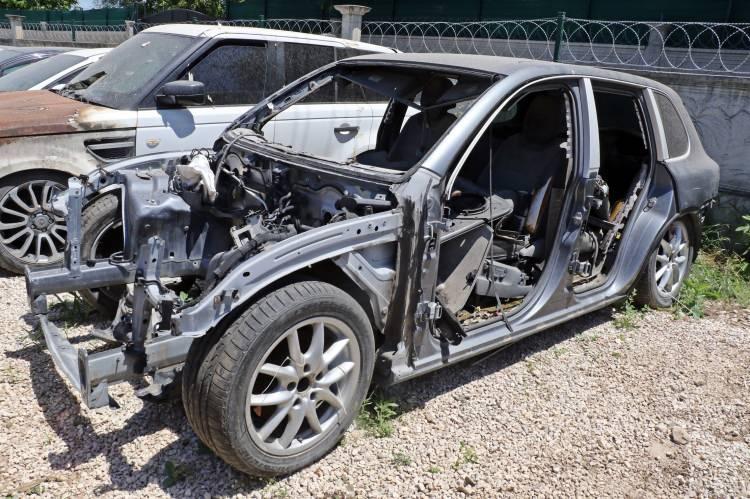 <p>Motor, iç elektrik aksamı, tekerler ve koltuklar, hatta direksiyonu dahi sökülen araçları sokağa bırakan sürücüler, dolaylı yollarla şüpheli araç ihbarında bulunuyor.</p>
