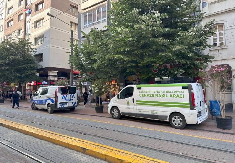 <p>CANSIZ BEDENİ BULUNDU</p>
<p> </p>
<p>İhbar üzerine adrese giden ekipler, kapıyı çilingire açtırarak girdiği dairede Mustafa Savan Günay’ı yatağında hareketsiz buldu. Sağlık ekiplerinin yaptığı kontrolde Günay’ın hayatını kaybettiği belirlendi. Günay’ın cenazesi polis ve savcılık incelemesinin ardından hastane morguna kaldırıldı. </p>