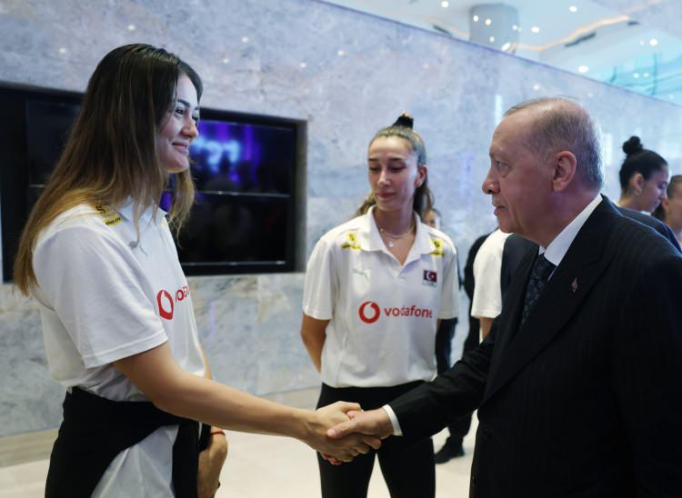 <p>Gençlik ve Spor Bakanı Osman Aşkın Bak sosyal medya hesabından yaptığı paylaşımda, Cumhurbaşkanı Recep Tayyip Erdoğan’ın A Milli Kadın Voleybol Takımı ile bir araya gelerek devam eden Milletler Ligi maçlarında başarılar dilediğini kaydetti.</p>